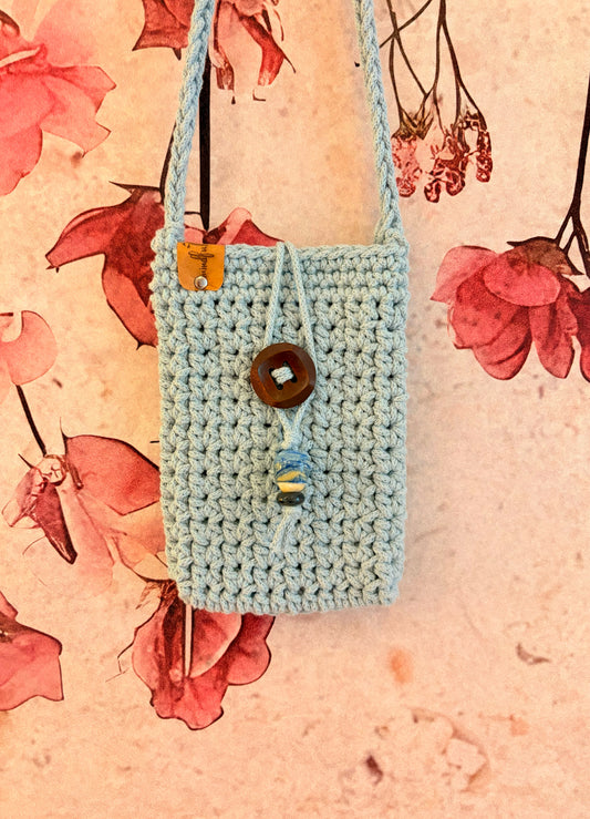 Handgehäkelte Handytasche in Hellblau mit Trageband