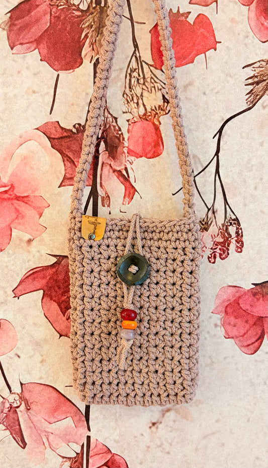 Handgehäkelte Handytasche in Taupe mit Trageband