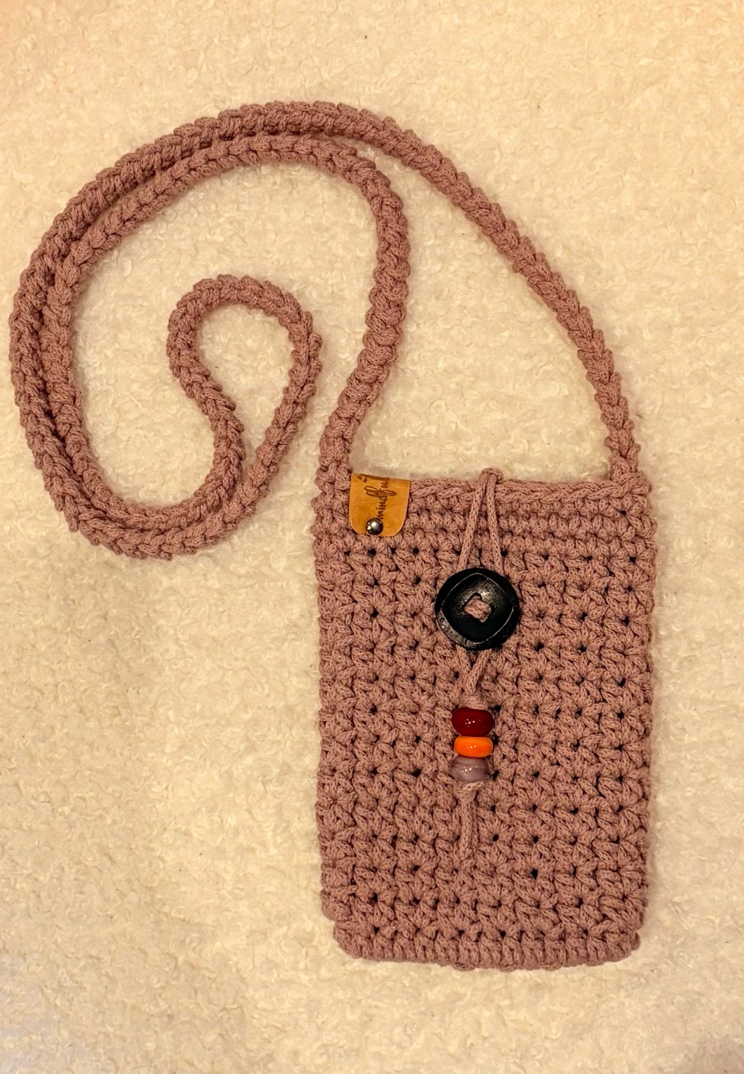 Handgehäkelte Handytasche in Taupe mit Trageband
