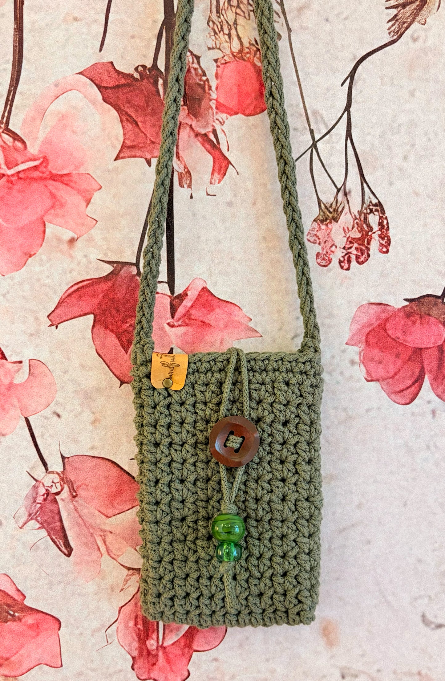 Handgehäkelte Handytasche in Khaki mit Trageband