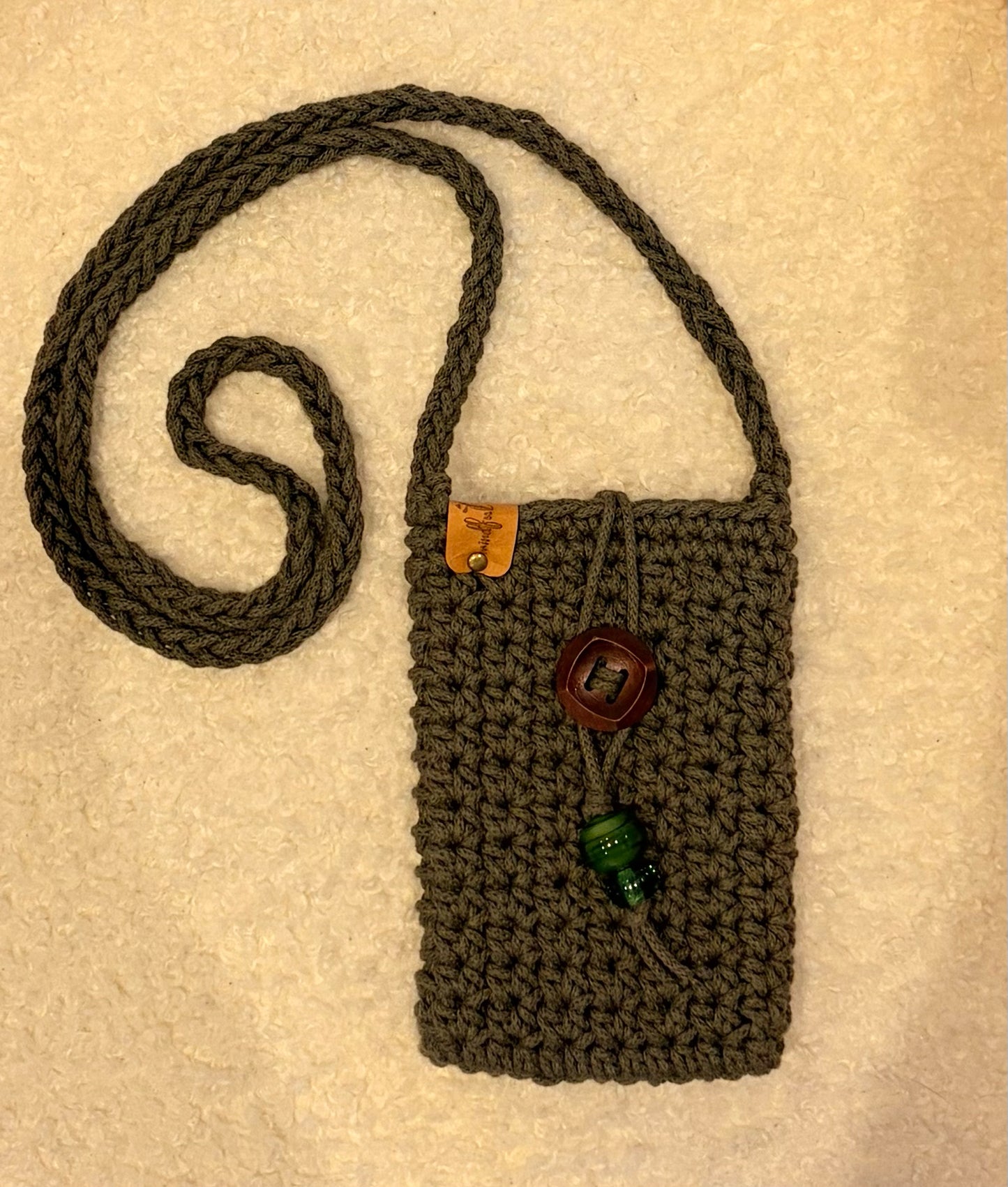 Handgehäkelte Handytasche in Khaki mit Trageband