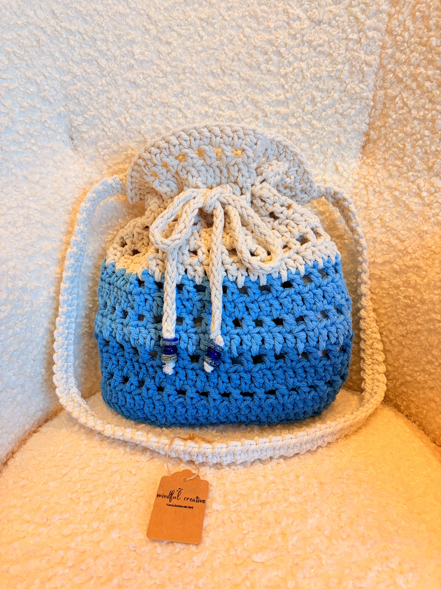 Handgemachte Häkel-Beuteltasche in Blau-Creme