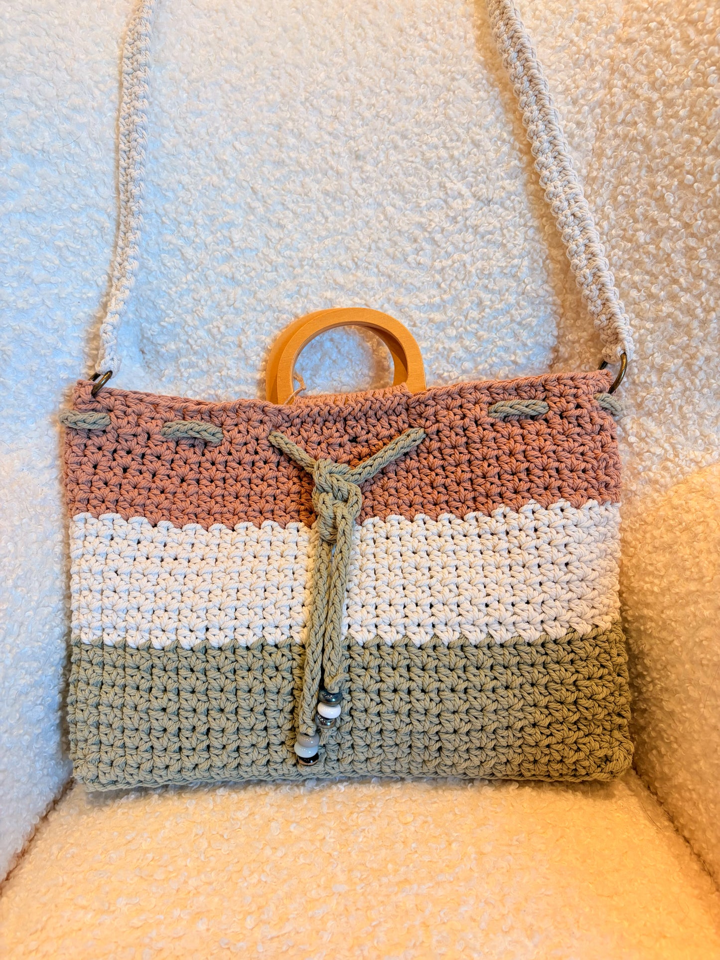 Handgemachte Häkeltasche aus Makramee Garn mit Holzgriff in Naturtönen