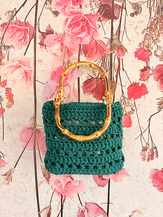 Handgemachte Handtasche aus Makramee mit Bambusgriffen