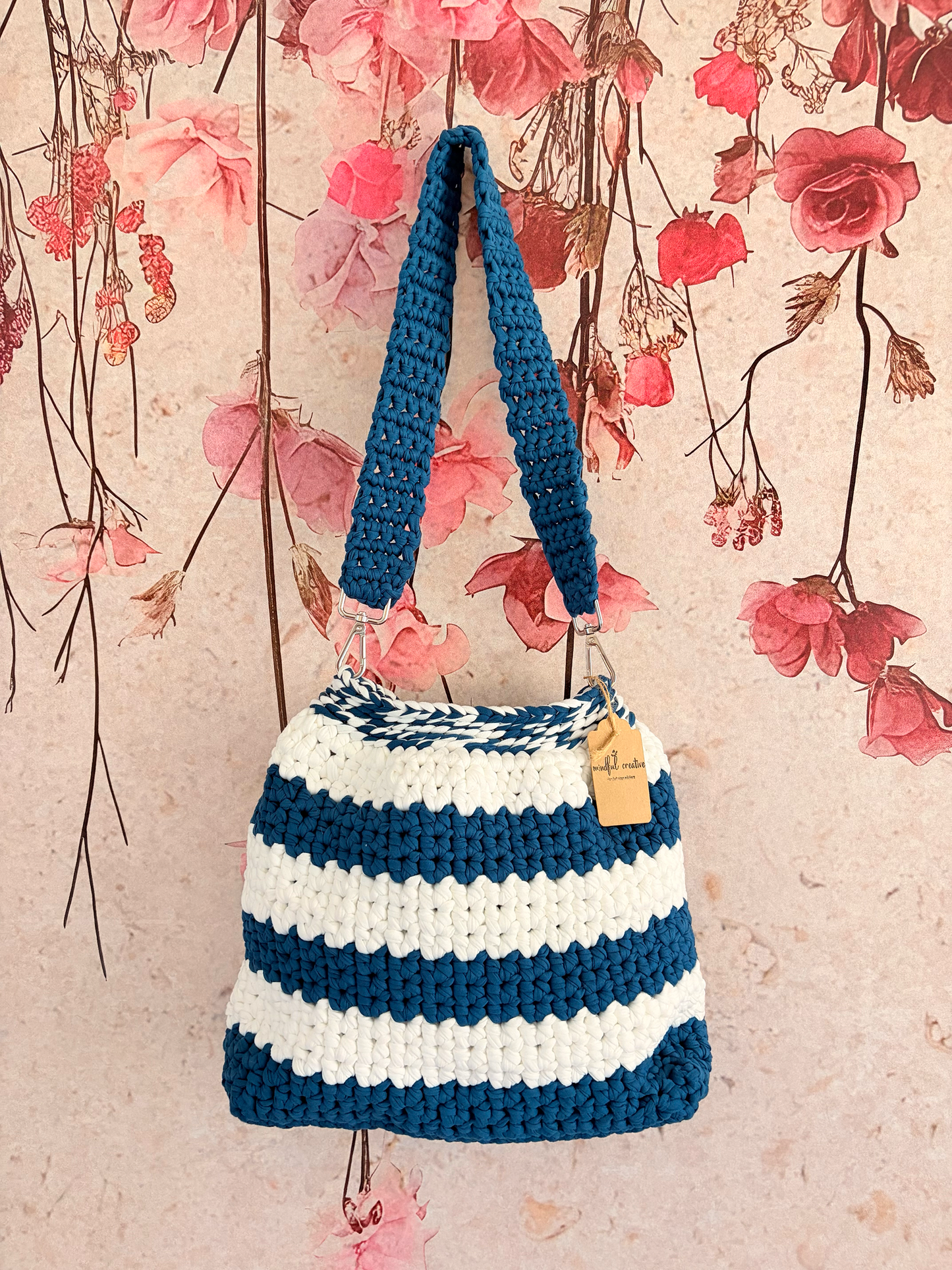 Handgemachte Schultertasche im maritimen Streifenlook – stilvoll, modern & alltagstauglich
