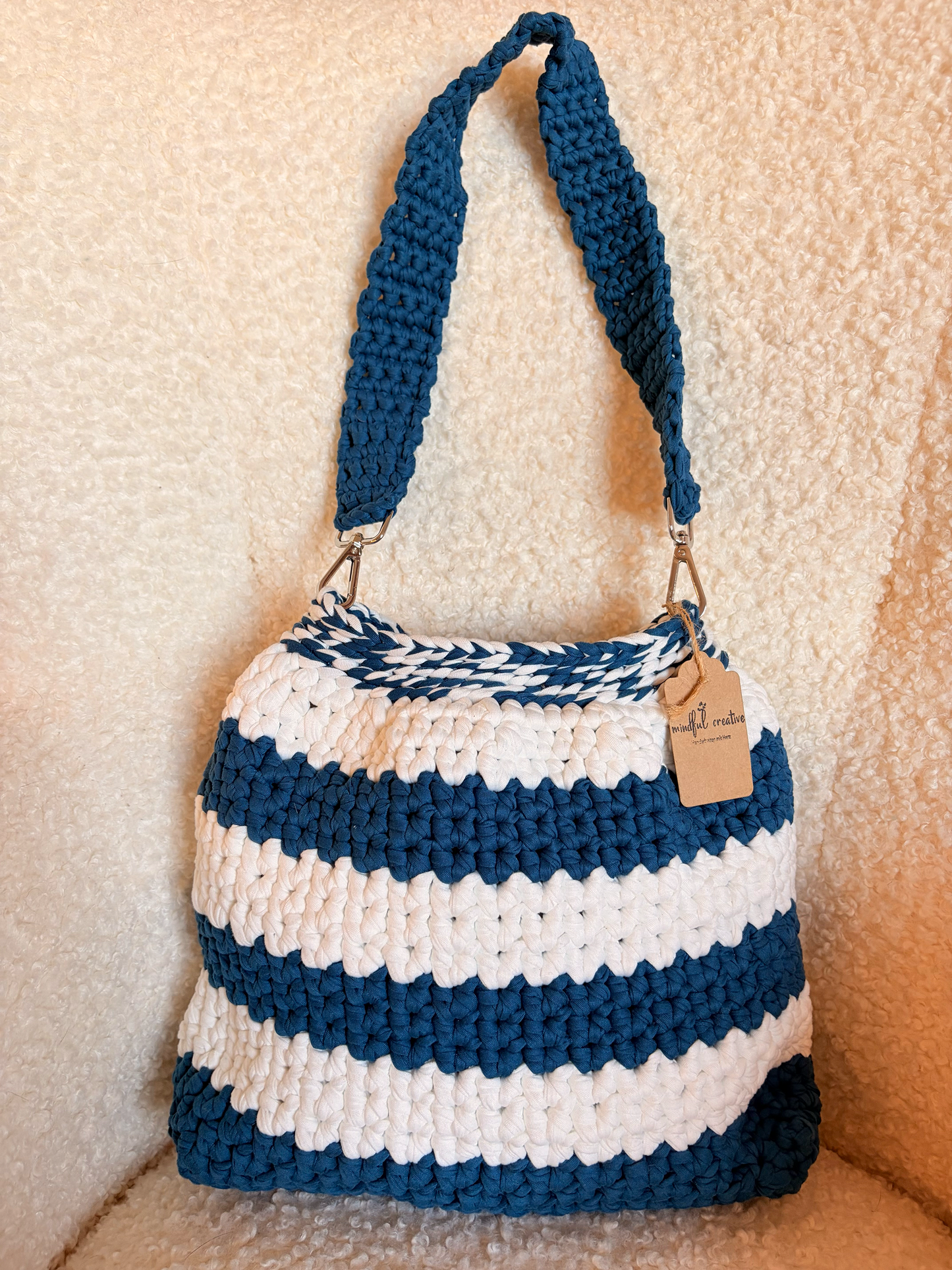 Handgemachte Schultertasche im maritimen Streifenlook – stilvoll, modern & alltagstauglich